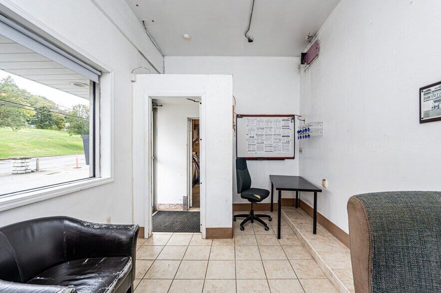 305 Division St, Jeannette, PA à vendre - Photo du bâtiment - Image 3 de 35