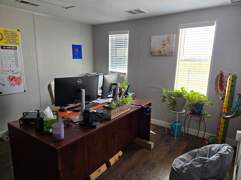 1210 FM 537, Floresville, TX à vendre - Photo du bâtiment - Image 2 de 9