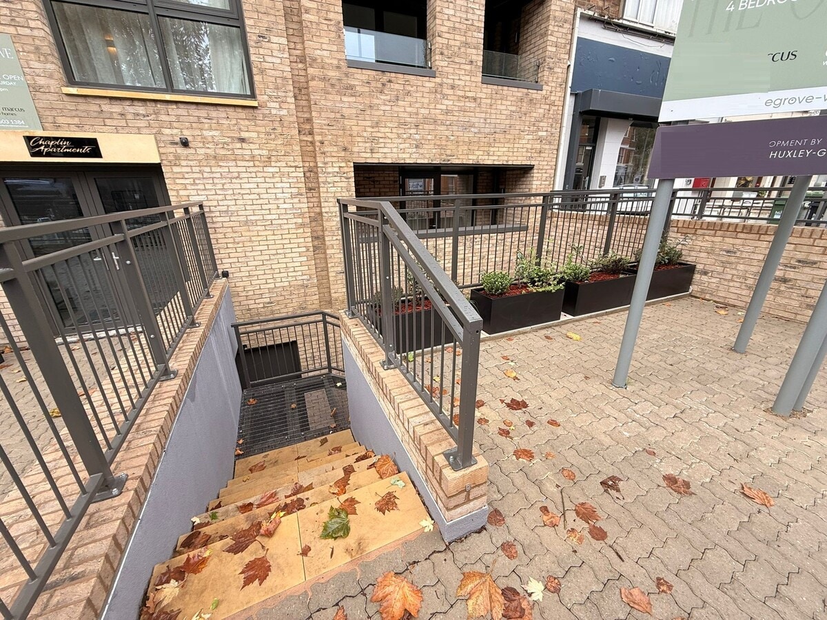 10 Shepherds Bush Rd, Londres, LND W6 7PJ - Unité 1 - - Photo intérieure - Image 2 of 8