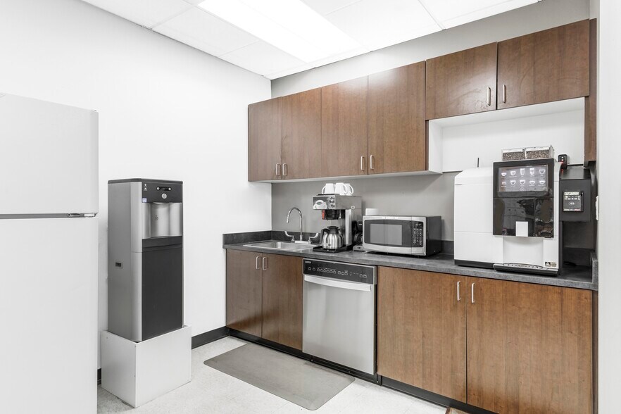 11335 NE 122nd Way, Kirkland, WA à louer - Photo intérieure - Image 3 de 12