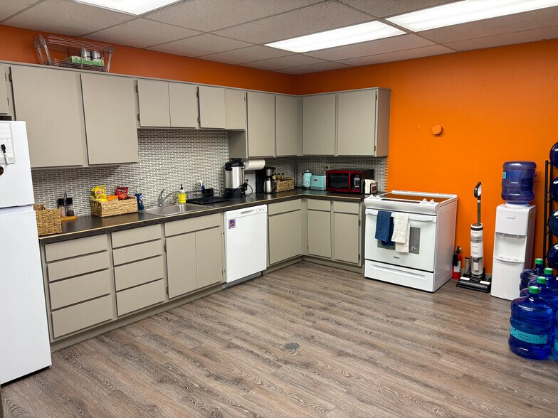 20340-20370 Empire Ave, Bend, OR à louer - Photo du bâtiment - Image 3 de 12