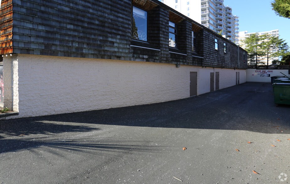 230 Menzies St, Victoria, BC à louer - Photo du bâtiment - Image 2 de 8