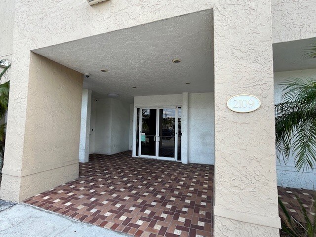 2109 E Palm Ave, Tampa, FL à louer - Photo du bâtiment - Image 2 de 37