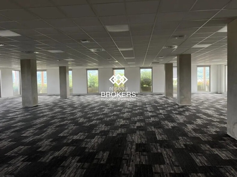 Office in Échirolles for lease - Interior Photo - Image 2 of 7