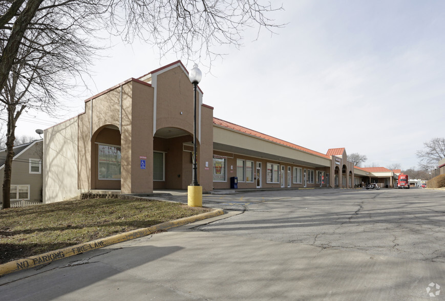 11921-12043 Johnson Dr, Shawnee, KS for lease - Building Photo - Image 1 of 10