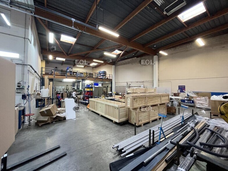 Flex in Magny-les-Hameaux for lease - Interior Photo - Image 2 of 9