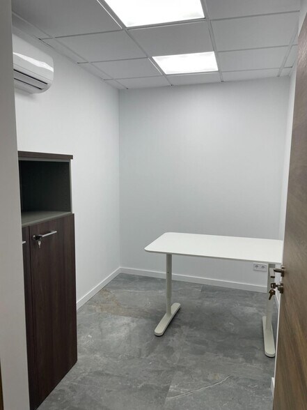 Office in València for lease - Interior Photo - Image 1 of 11