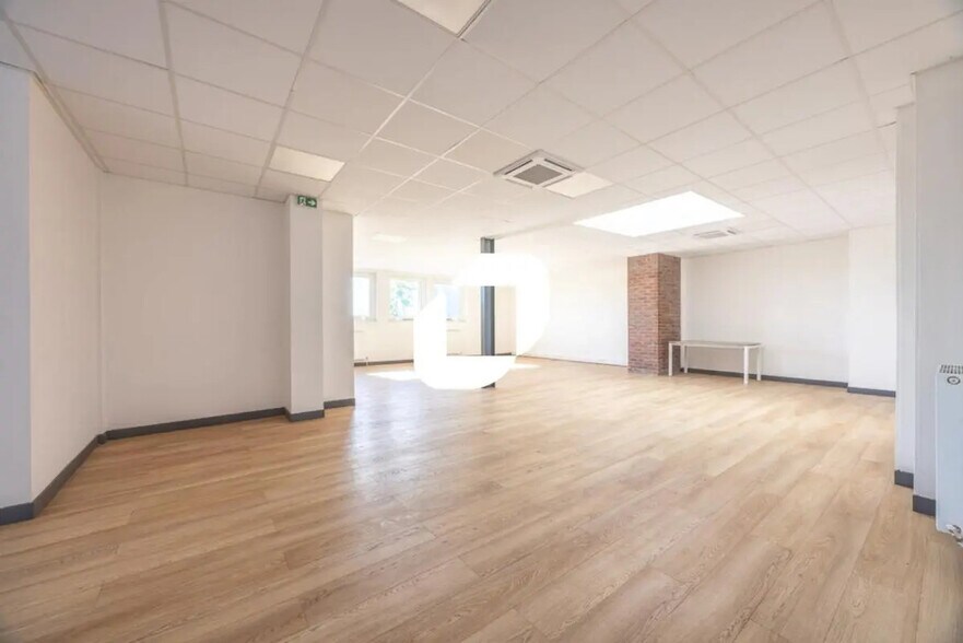 Office in Vaux-le-Pénil for sale - Interior Photo - Image 2 of 16