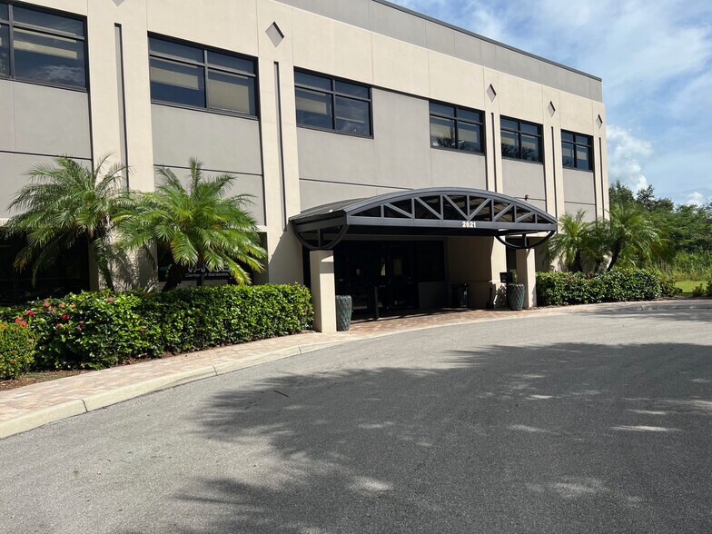2621 Cattlemen Rd, Sarasota, FL à louer - Photo du bâtiment - Image 2 de 6