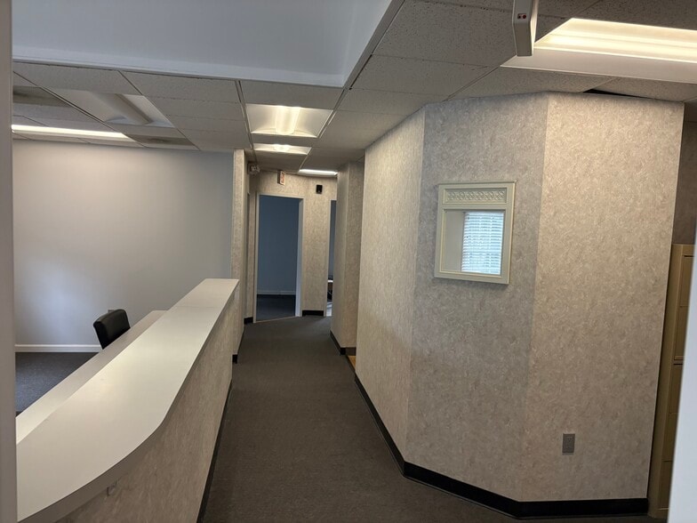 17902 Georgia Ave, Olney, MD for lease - Interior Photo - Image 2 of 20