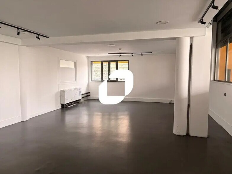 Office in Bègles for lease - Building Photo - Image 3 of 17