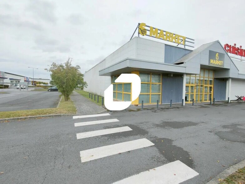 Retail in Reims for lease - Building Photo - Image 1 of 4