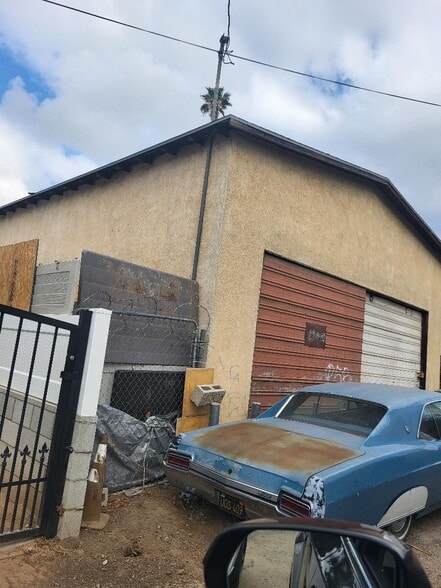 982 & 982 1/2 Center St.and Lot portfolio of 3 properties for sale on LoopNet.ca - Building Photo - Image 3 of 4