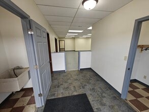 719 W Chestnut St, Bloomington, IL for lease Interior Photo- Image 1 of 13