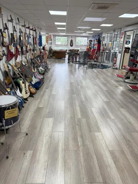 Flex in Courbevoie for lease - Building Photo - Image 2 of 8