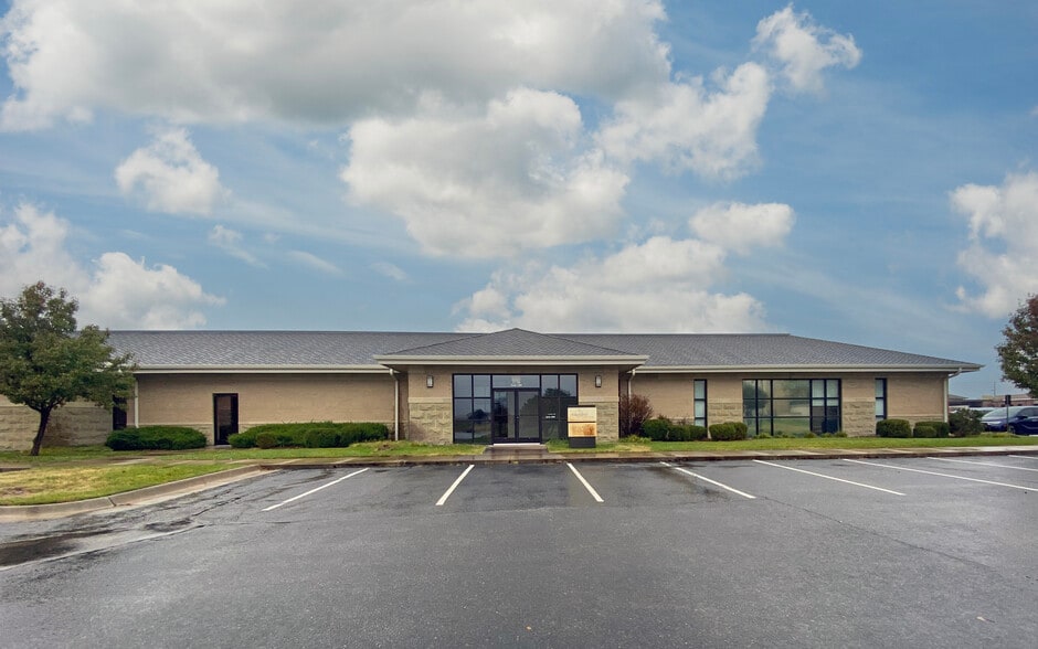 3730 N Ridge Rd, Wichita, KS for lease - Building Photo - Image 2 of 4