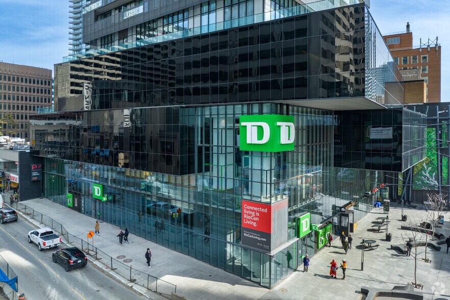 2 Eglinton Av E, Toronto, ON à louer - Photo du bâtiment - Image 3 de 6
