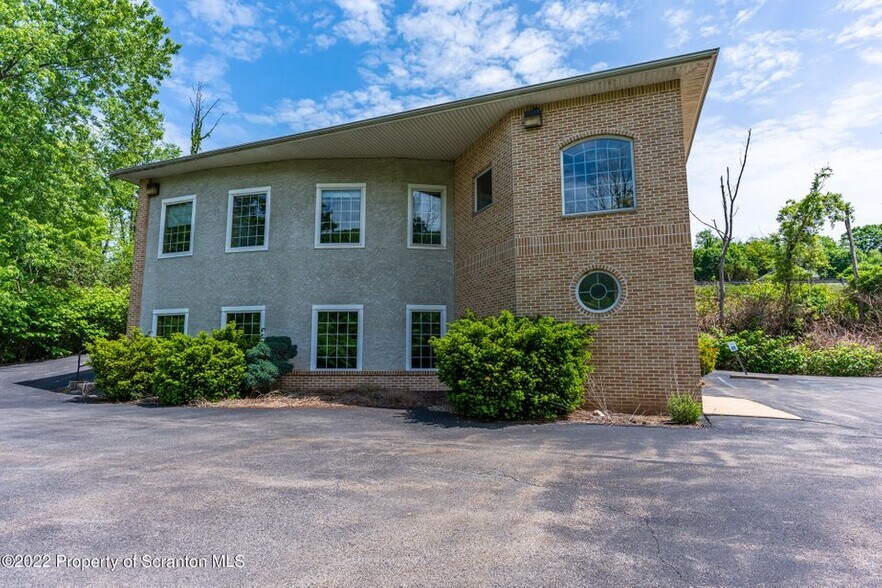 105 Layton Rd, Clarks Summit, PA à louer - Photo du bâtiment - Image 2 de 23