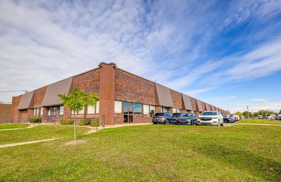 295-341 Rue Benjamin-Hudon, Montréal, QC à louer - Photo du bâtiment - Image 1 de 10