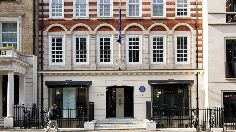 21-22 Grosvenor St, Londres à louer - Photo du bâtiment - Image 1 de 22