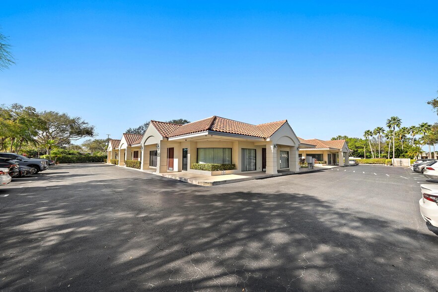 5 Harvard Cir, West Palm Beach, FL for sale - Building Photo - Image 2 of 15