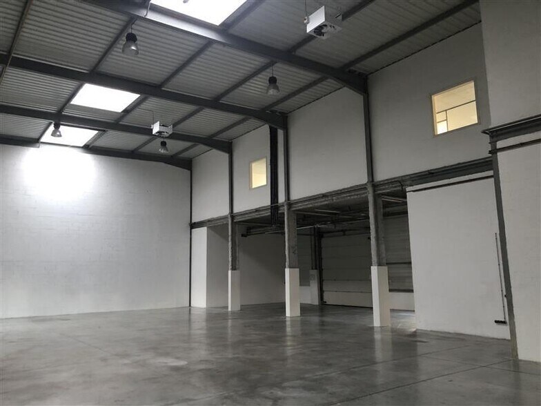 Flex in Élancourt for lease - Interior Photo - Image 1 of 4