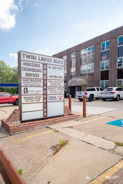 5851 Pearl Rd, Parma Heights, OH for lease - Building Photo - Image 3 of 8