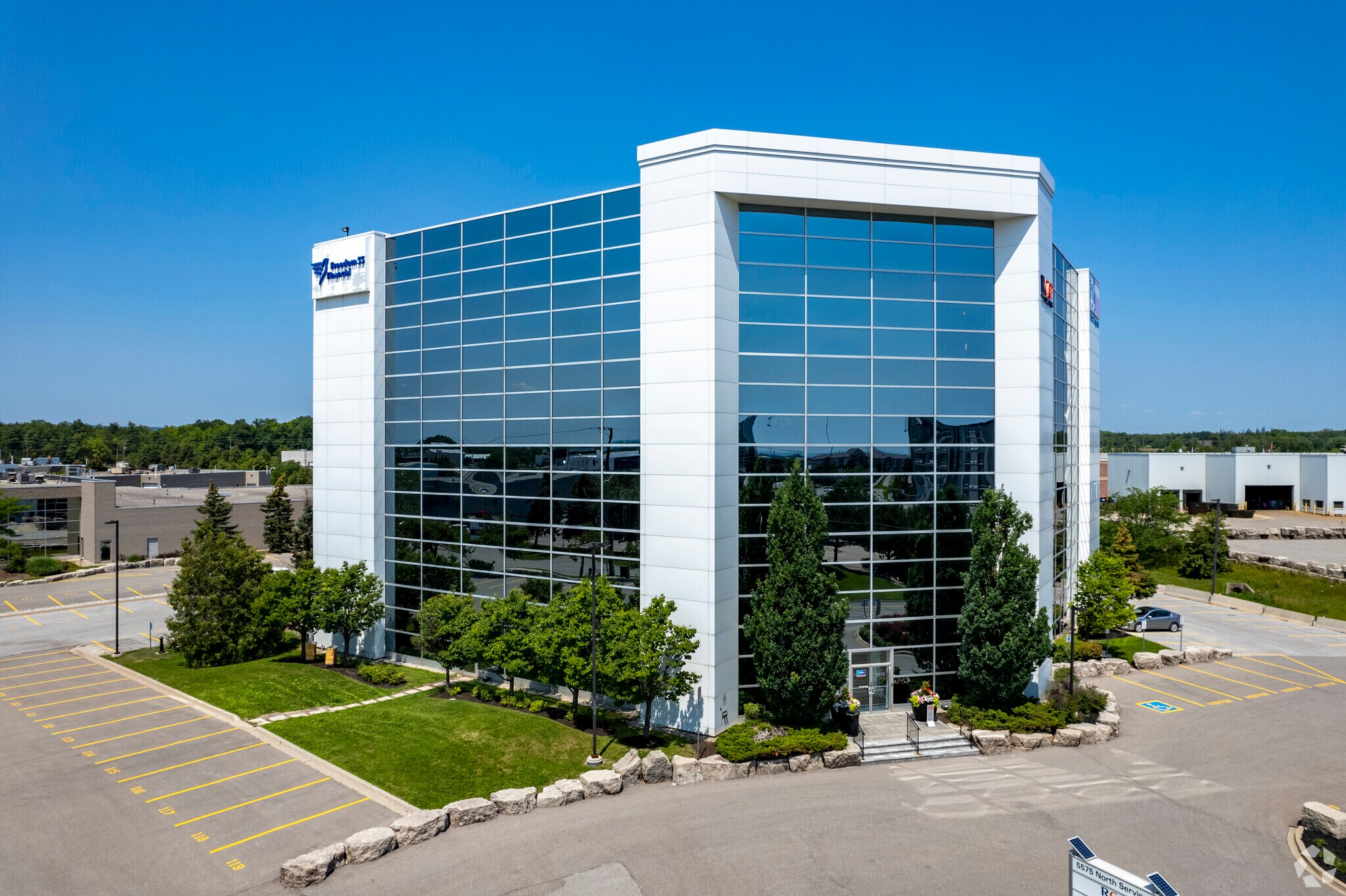 5575 N Service Rd, Burlington, ON à louer Photo du bâtiment- Image 1 de 8