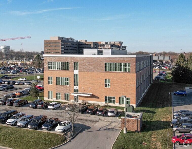 8433 Harcourt Rd, Indianapolis, IN à louer - Photo du bâtiment - Image 3 de 4