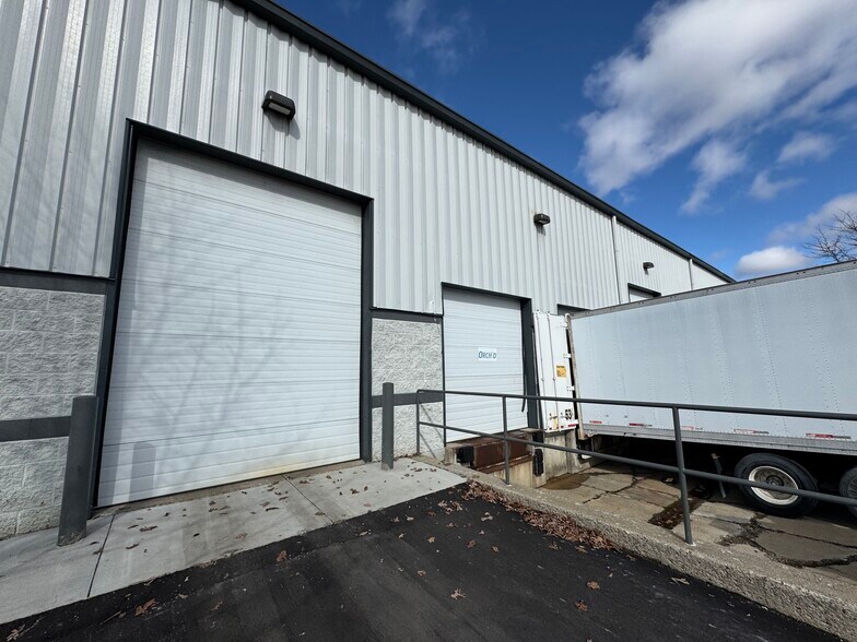 720 W Industrial Dr, Chelsea, MI à louer - Photo du bâtiment - Image 2 de 6
