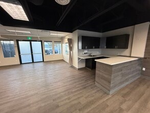 22420 Dewdney Trunk Rd, Maple Ridge, BC à louer Photo intérieure- Image 2 de 5