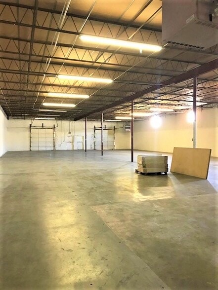 8242-8296 Moberly Ln, Dallas, TX for lease - Interior Photo - Image 3 of 7