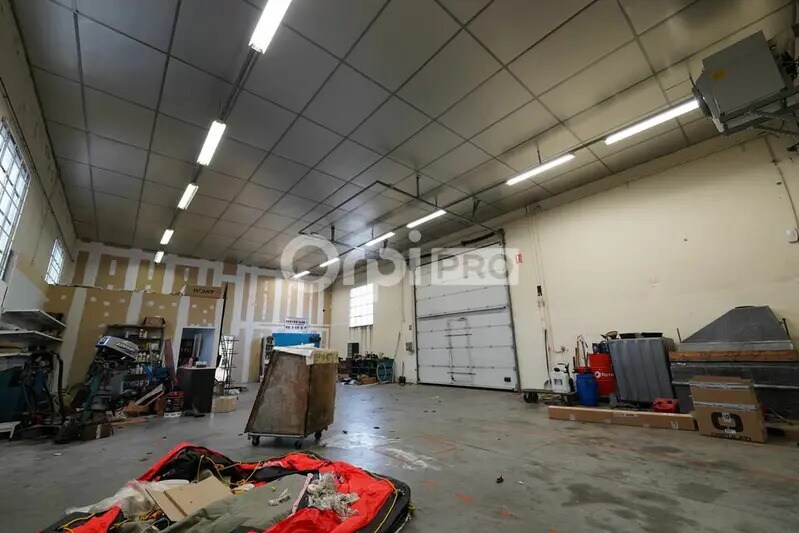 Flex in Meyzieu for lease Building Photo- Image 1 of 11