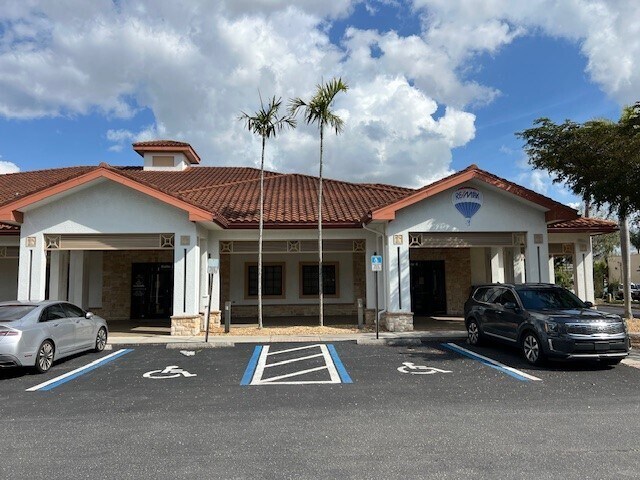 3414 Forum Blvd, Fort Myers, FL for lease - Building Photo - Image 3 of 13