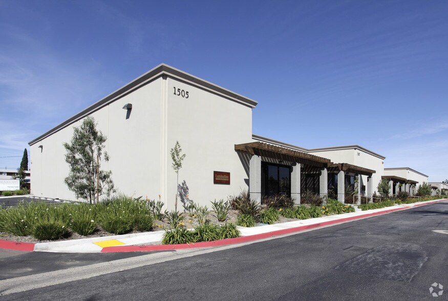 1505-1515 E McFadden Ave, Santa Ana, CA à louer - Photo du bâtiment - Image 3 de 4