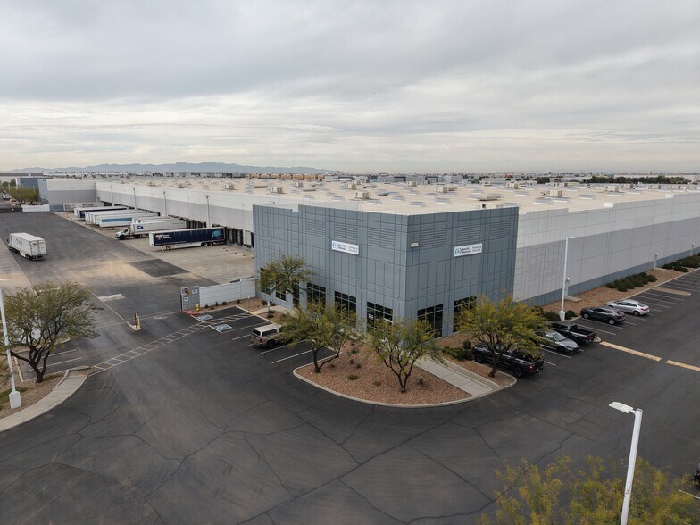 6825 W Buckeye Rd, Phoenix, AZ à louer - Photo du bâtiment - Image 2 de 3