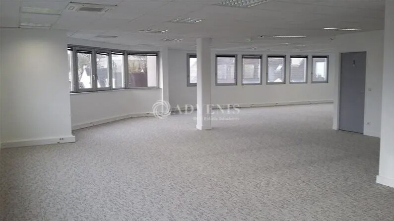 Office in Noisiel for lease Interior Photo- Image 1 of 4