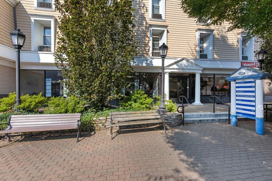 724 Boston Post Rd, Madison, CT à louer - Photo du bâtiment - Image 3 de 9