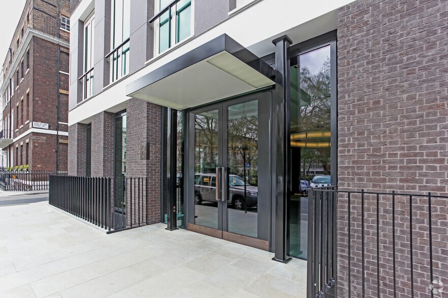 8 St. James's Sq, Londres à louer - Photo du bâtiment - Image 2 de 11