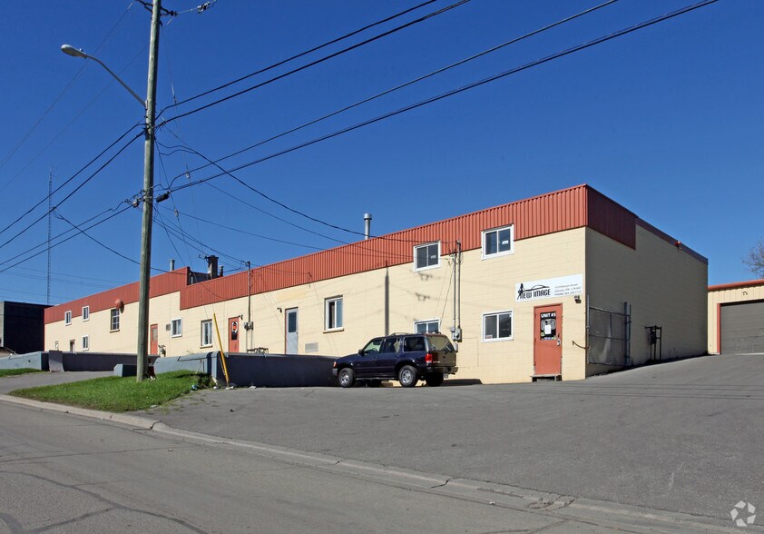 1019 Nelson St, Oshawa, ON à louer - Photo du bâtiment - Image 2 de 7