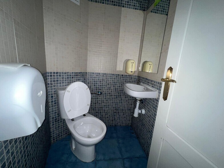 Commerce de détail dans Cáceres, Cáceres à vendre - Photo du bâtiment - Image 3 de 12