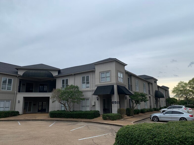 860 E River Pl, Jackson, MS à louer - Photo du bâtiment - Image 2 de 3