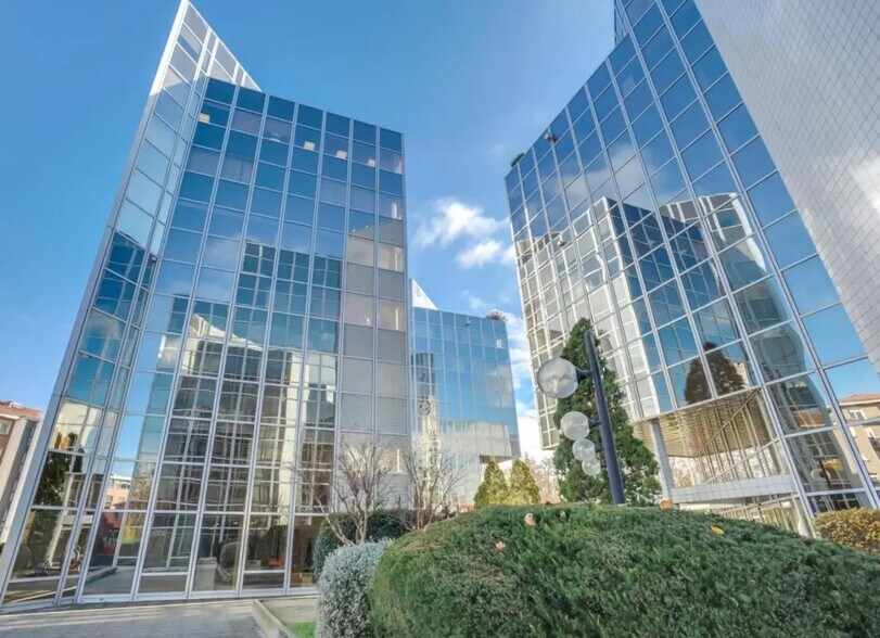 Office in Toulouse for lease - Building Photo - Image 1 of 30