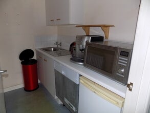 High St, Battle for lease Interior Photo- Image 1 of 3