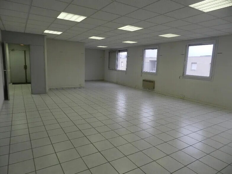 Office in Grenoble for lease - Interior Photo - Image 2 of 14