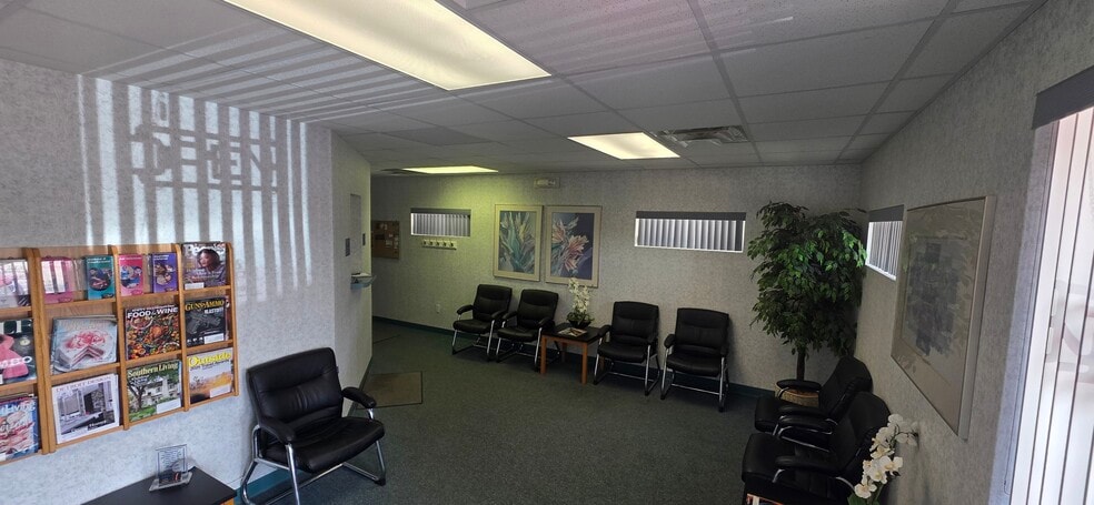 2739 E Grand River Ave, Howell, MI for sale - Lobby - Image 2 of 14
