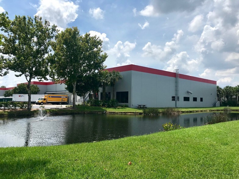 4701 E Acline Dr, Tampa, FL à louer - Photo du bâtiment - Image 2 de 2