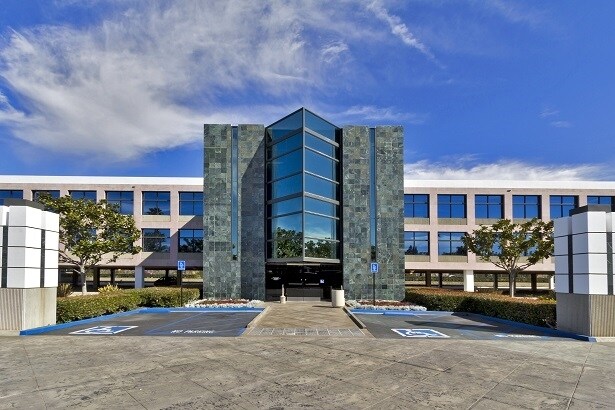 2424 SE Bristol St, Newport Beach, CA à louer - Photo du bâtiment - Image 2 de 10