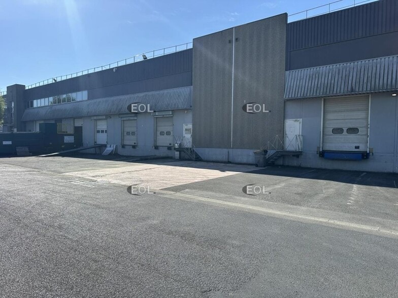 Industrial in Stains for lease - Building Photo - Image 2 of 4