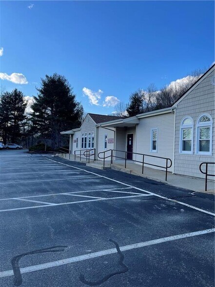 501 Great Rd, North Smithfield, RI à vendre - Photo du bâtiment - Image 2 de 7